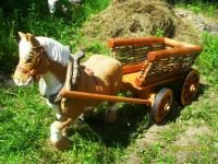 Лошадка с деревянной тележкой