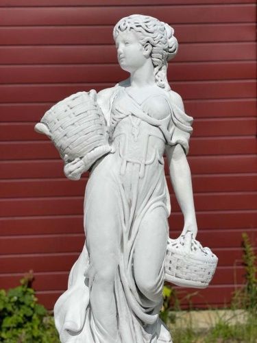 Скульптура "Девушка с корзинами" 117