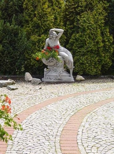 Скульптура "Девушка на вазоне" № 160