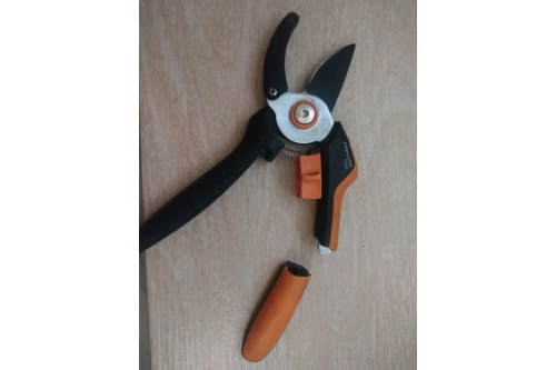 Контактный секатор Fiskars Solid P361 1057165