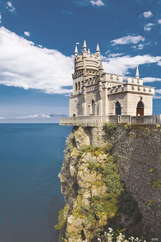 Замок ласточкино гнездо неподалеку от Ялты Art.3258